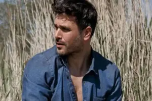 Μιχάλης Λεβεντογιάννης: Πόζαρε με φίδι στους ώμους και δεν… χαμπάριασε τίποτα!