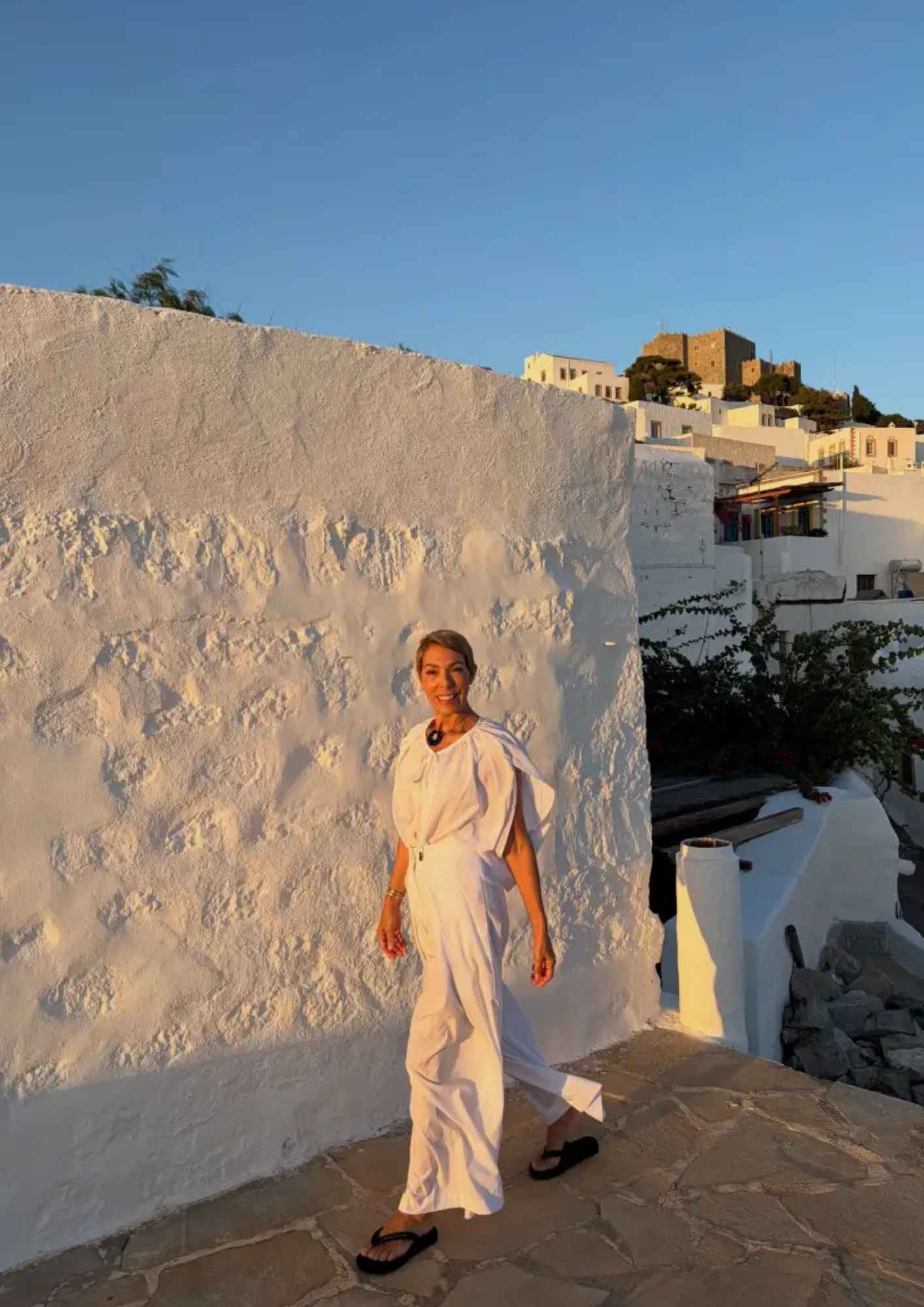 Η Ματίλντ Φαβιέ χαμογελαστή στα σοκάκια της Πάτμου