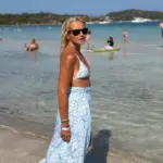 Μαρία Μπεκατώρου: Με λευκό μπικίνι στις παραλίες της Σαρδηνίας - Οι εντυπωσιακές πόζες
