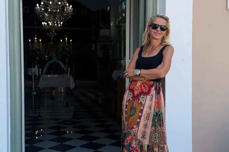 Μαρία Μπεκατώρου: Επέστρεψε στο χωριό της στην Κεφαλονιά για τον Δεκαπενταύγουστο