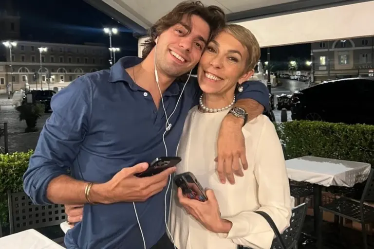 Ματίλντ Φαβιέ: Ραγίζει καρδιές το αντίο του γιου της – «Κοιμήσου ήσυχη, μανούλα μου. Θα σε αγαπώ για πάντα»