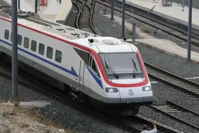 Μέγαρα: Συρμός του Προαστιακού παρέσυρε γυναίκα στις γραμμές