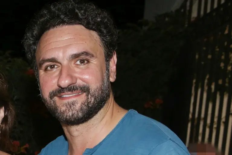 Ο Μελέτης Ηλίας ποζάρει με την όμορφη κόρη του στις διακοπές τους – Είναι ολόιδια η μαμά της!