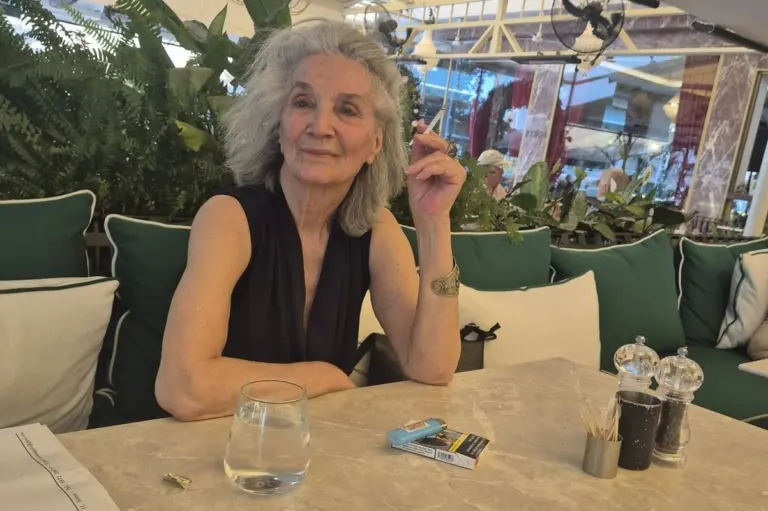 Μεγάλη ομοιότητα! Η κομψή κυρία είναι μητέρα Ελληνίδας παρουσιάστριας