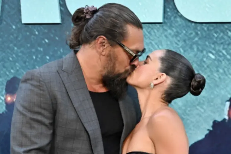 Τζέισον Μομόα και Άντρια Αρχόνα: Full in love στην πρεμιέρα της νέας της ταινίας – Τα φιλιά και οι αγκαλιές