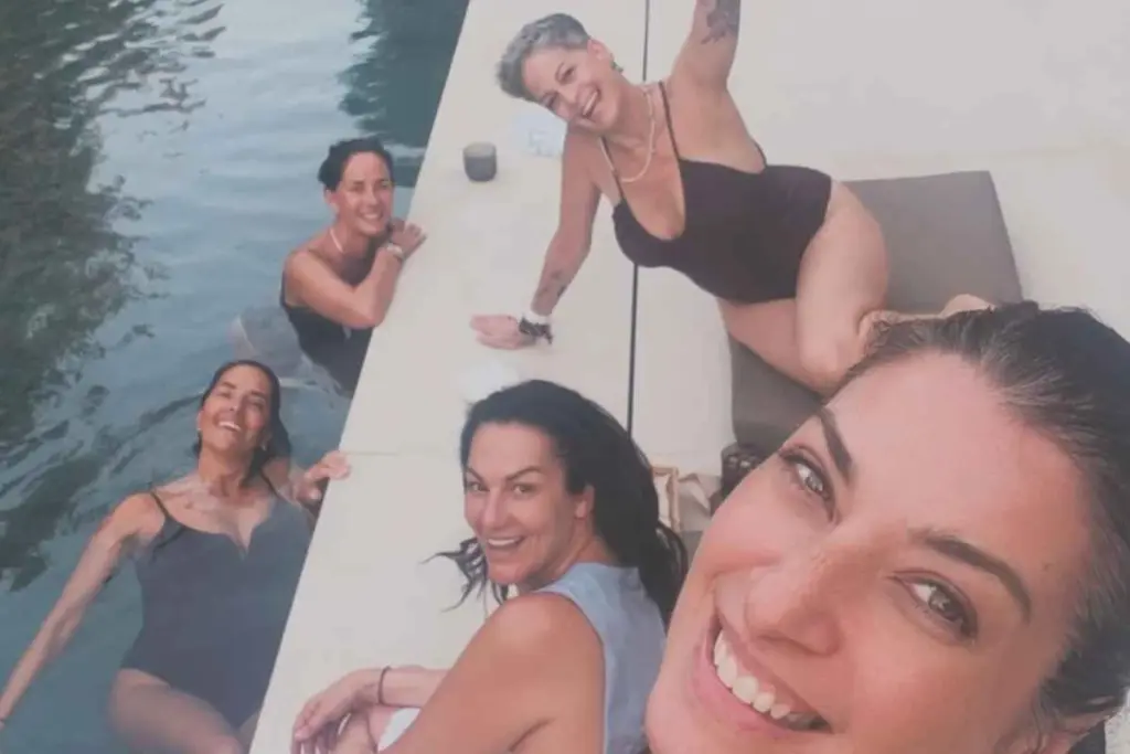 Άντζελα Ευρυπίδη, Εύη Αδάμ, Νόνη Δούνια, Μάνια Ντέλου και Ρέα Τουτουντζή μαζί δίπλα στην πισίνα