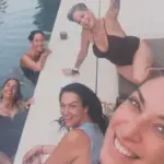 Τα θρυλικά μοντέλα των ’90s ξανά μαζί: Ευρυπίδη, Αδάμ, Δούνια, Ντέλου και Τουτουντζή ποζάρουν δίπλα στην πισίνα