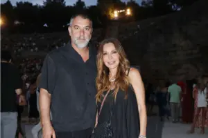 Δέσποινα Βανδή – Βασίλης Μπισμπίκης: Βραδινή βόλτα στην Καβάλα