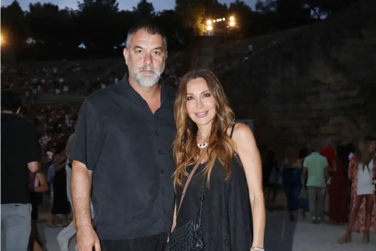 Δέσποινα Βανδή – Βασίλης Μπισμπίκης: Βραδινή βόλτα στην Καβάλα