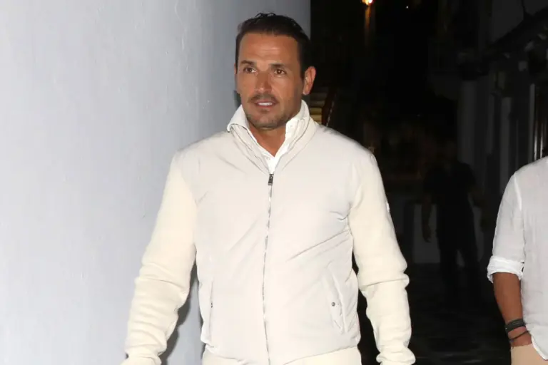 Νίκος Βέρτης: Με πούρο και μαύρα γυαλιά στα Ματογιάννια