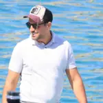 Νίκος Βέρτης: Μόνος ανάμεσα στους λουόμενους σε παραλία της Μυκόνου