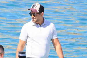 Νίκος Βέρτης: Μόνος ανάμεσα στους λουόμενους σε παραλία της Μυκόνου