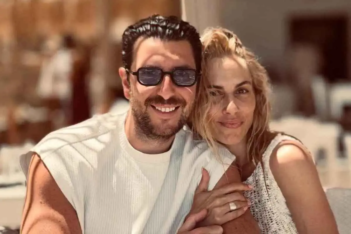 Η απίθανη στάση στον αέρα κατά τη διάρκεια των παιχνιδιών του ζευγαριού στην παραλία.