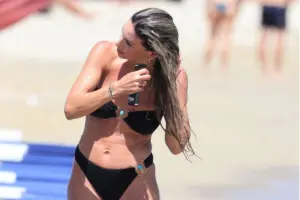 Αθηνά Οικονομάκου: Η λεπτομέρεια στο μπικίνι της που μαγνήτισε όλα τα βλέμματα