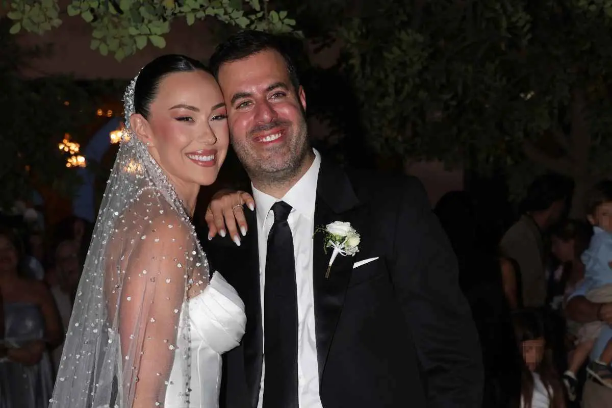 Η Δώρα Παντέλη και ο Τζον Μεραμβελιωτάκης βάφτισαν τον μικρό Παναγιώτη στην Πάρο.