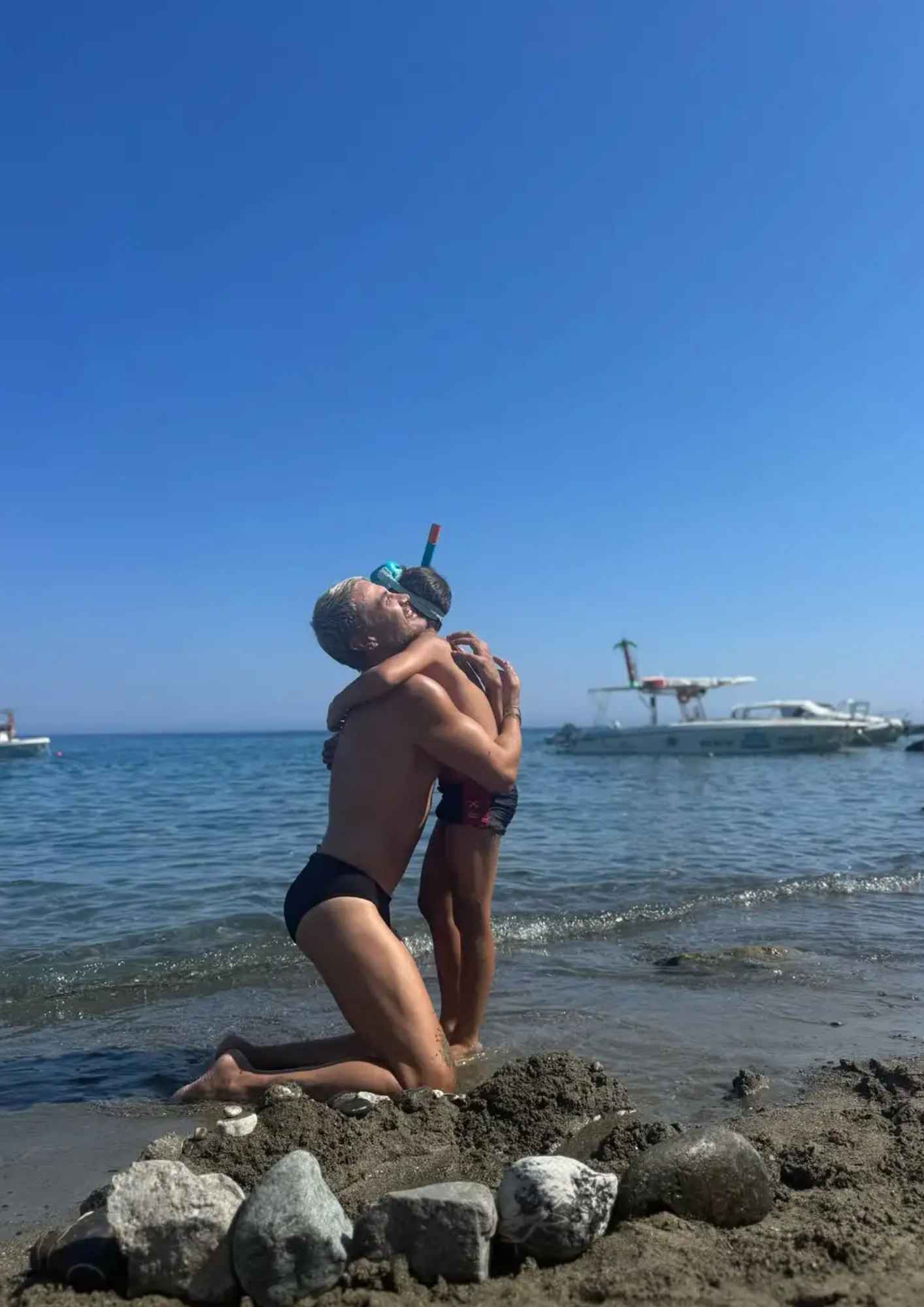Ο Παντελής Τουτουντζής στην παραλία με την κόρη και τον γιο του