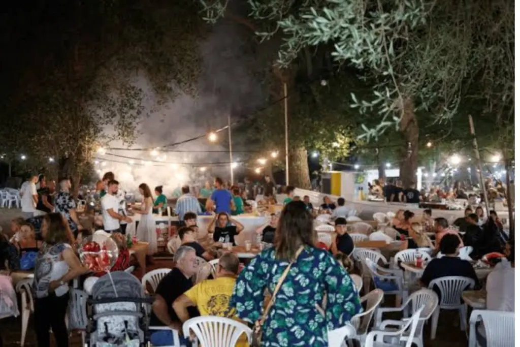 Βγήκαν μαχαίρια σε πανηγύρι στη Βόνιτσα για τα μάτια μιας γυναίκας
