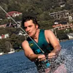 Χριστόφορος Παπακαλιάτης: «Σκίζει» τα νερά με θαλάσσιο σκι