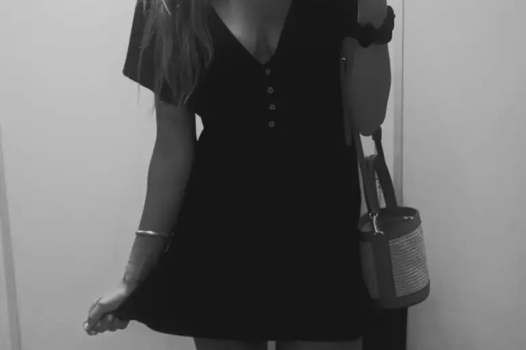 Στα 47 της μοιάζει κοριτσάκι – Η mirror selfie και το mini φόρεμα που έκλεψε τις εντυπώσεις