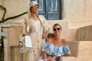 Στη Σαντορίνη για οικογενειακές διακοπές η Πάρις Χίλτον