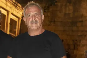 Πασχάλης Τσαρούχας: Σπάνια έξοδος με τον 20χρονο γιο του στην Επίδαυρο