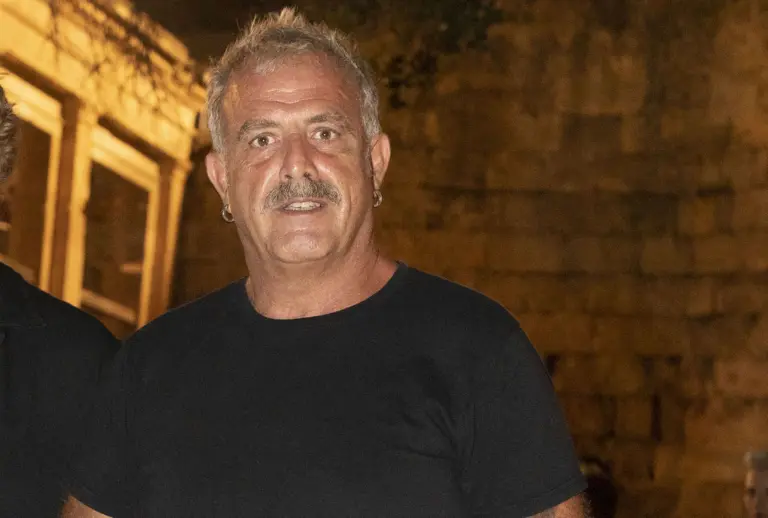 Πασχάλης Τσαρούχας: Σπάνια έξοδος με τον 20χρονο γιο του στην Επίδαυρο