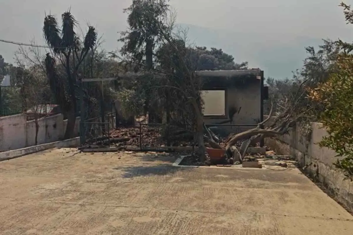 Ανεξέλεγκτο το μέτωπο στο Πόρτο Γερμενό, με τη φωτιά να παίρνει διαστάσεις μεγαπυρκαγιάς.