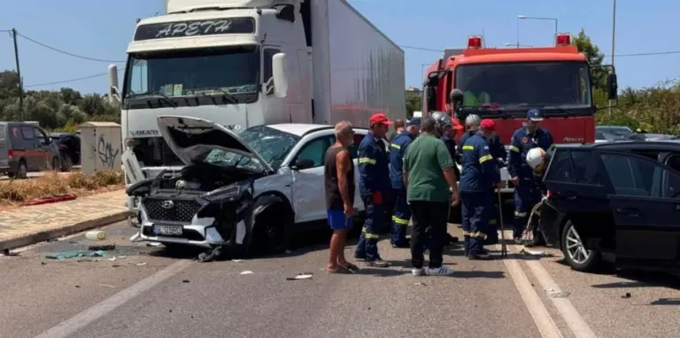 Πρέβεζα: Σφοδρή καραμπόλα με τρία αυτοκίνητα και ένα φορτηγό - 8 τραυματίες, ανάμεσά τους και παιδιά