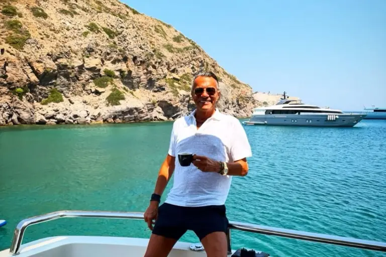 Ηλίας Ψινάκης: Το επεισοδιακό καλοκαίρι στη Μύκονο – «Λυπήθηκα τους πλούσιους με τα σκάφη»