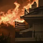 Δυτική Αττική: Συνεχίζεται η μάχη με τις φλόγες – Εκκενώσεις, ζημιές σε δεκάδες σπίτια και φόβοι για νέες αναζωπυρώσεις