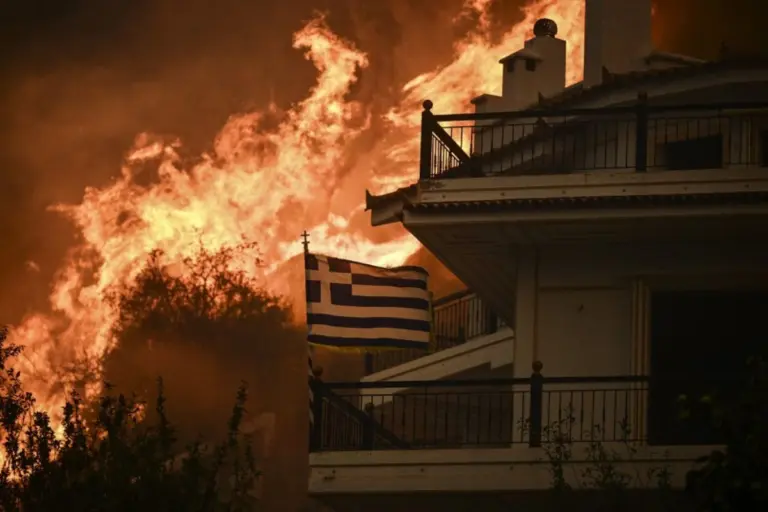 Δυτική Αττική: Συνεχίζεται η μάχη με τις φλόγες – Εκκενώσεις, ζημιές σε δεκάδες σπίτια και φόβοι για νέες αναζωπυρώσεις
