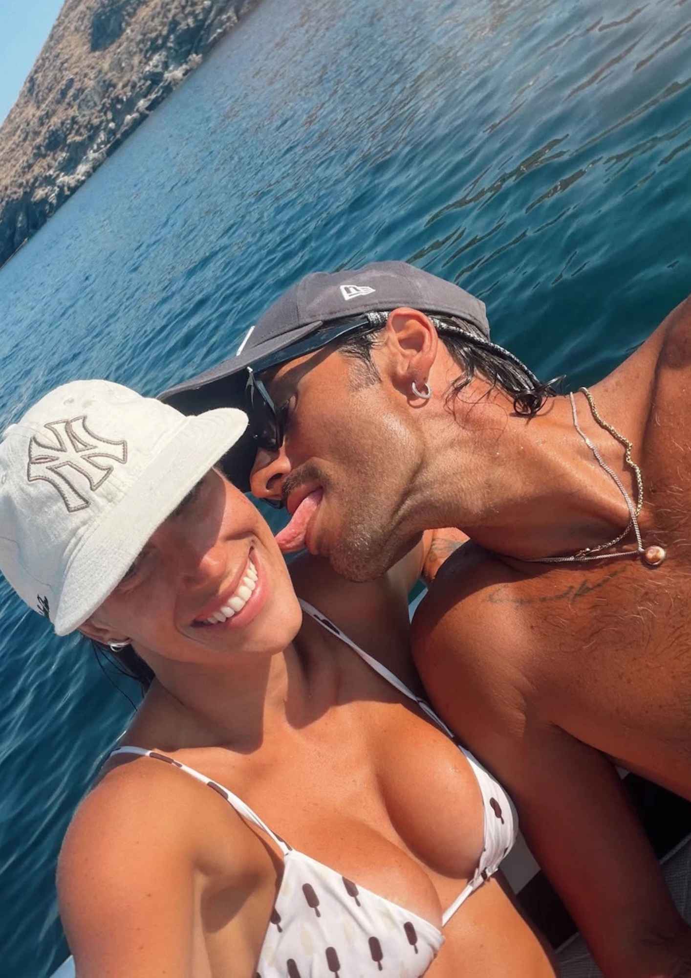 Η Ραφαέλα Ψαρρού και ο Γιώργος Καράβας σε παιχνιδιάρικο τετ α τετ κατά τη διάρκεια των διακοπών τους.
