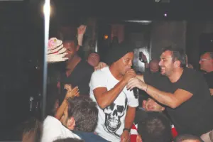Ο Ροναλντίνιο στην επετειακή συναυλία του Αντώνη Ρέμου