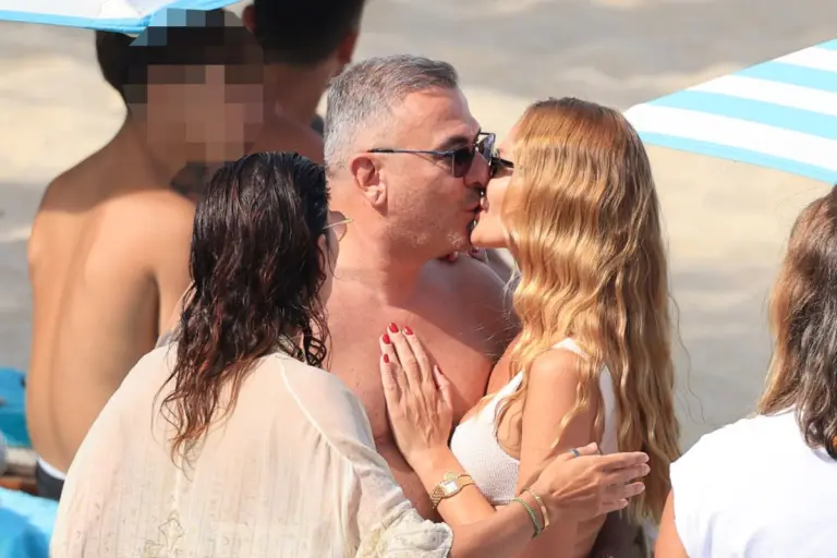 Αντώνης Ρέμος – Υβόννη Μπόσνιακ: Τα παθιασμένα φιλιά στην παραλία