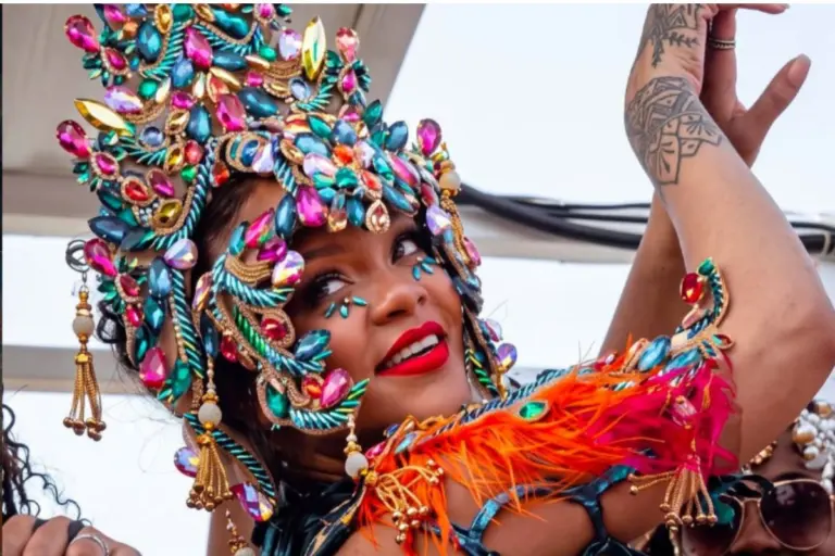 Rihanna: Η εμφάνιση με φτερά και διαμάντια που προκάλεσε χαμό