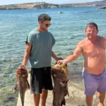 Ρένος Ρώτας: Η εντυπωσιακή ψαριά στα Κουφονήσια – Πόζαρε με δύο μεγάλους ροφούς