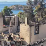 Οδοιπορικό στα καμένα της Σαλαμίνας - Εκτεταμένες καταστροφές από τη φωτιά σε σπίτια, υποδομές και δάσος