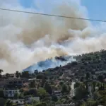 Τραγωδία στη Σαλαμίνα με δύο νεκρούς - Κάηκαν σπίτια, κόσμος φεύγει πανικόβλητος μέσω θαλάσσης