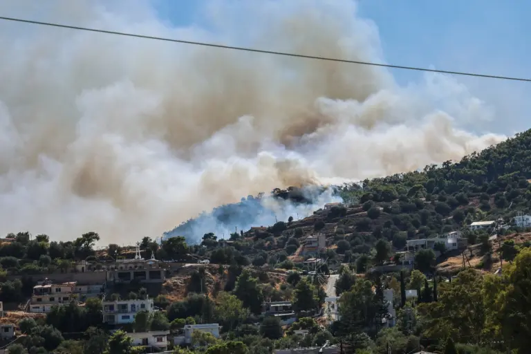 Τραγωδία στη Σαλαμίνα με δύο νεκρούς - Κάηκαν σπίτια, κόσμος φεύγει πανικόβλητος μέσω θαλάσσης