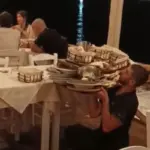 Viral Έλληνας σερβιτόρος: Σήκωσε δίσκο-«βουνό» στον ώμο και δίχασε το TikTok