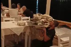 Viral Έλληνας σερβιτόρος: Σήκωσε δίσκο-«βουνό» στον ώμο και δίχασε το TikTok