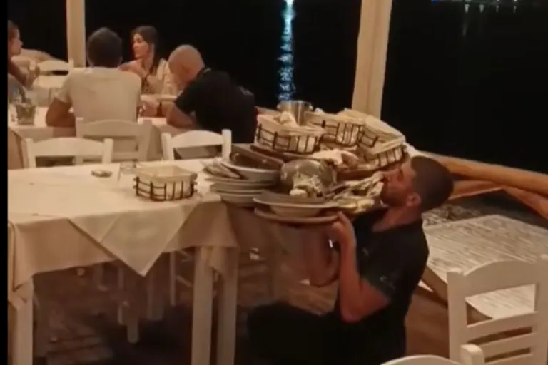Viral Έλληνας σερβιτόρος: Σήκωσε δίσκο-«βουνό» στον ώμο και δίχασε το TikTok