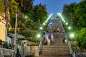 Με τα χέρια... κατέβηκε 206 σκαλιά!  - Το απίστευτο challenge που άφησε άφωνη την Πάτρα