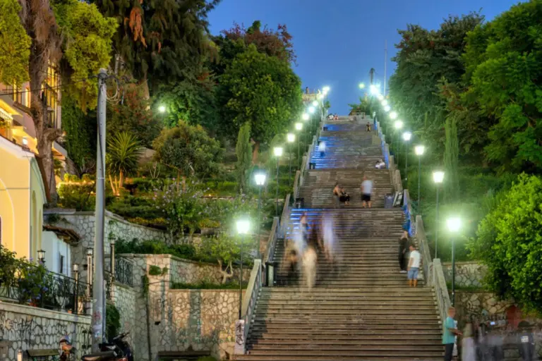 Με τα χέρια... κατέβηκε 206 σκαλιά!  - Το απίστευτο challenge που άφησε άφωνη την Πάτρα