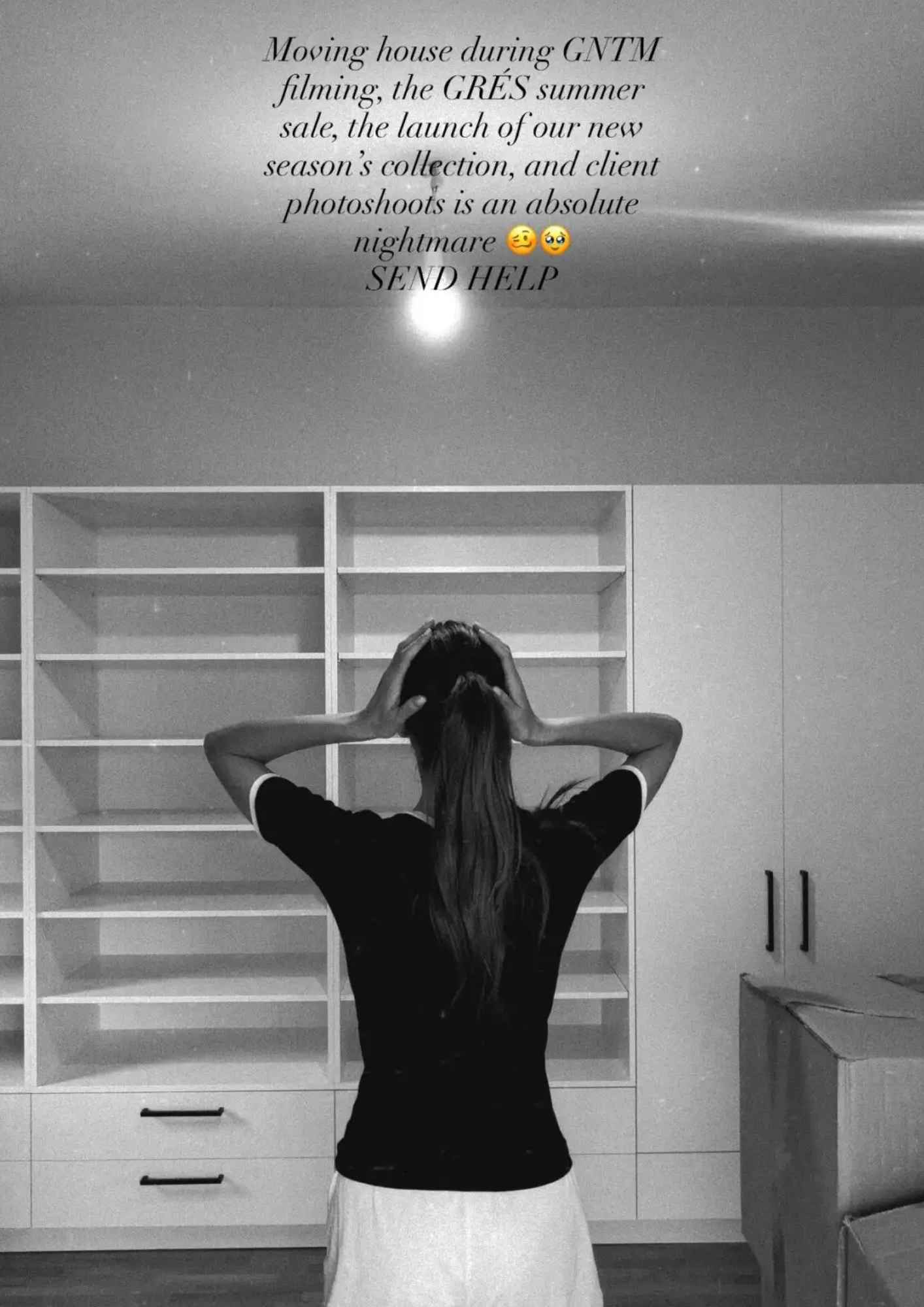 Η Ηλιάνα Παπαγεωργίου ανάμεσα στις κούτες στο νέο της σπίτι