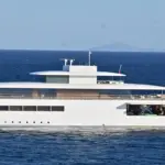 Το μυθικό σκάφος του Στηβ Τζομπς «έδεσε» στη Βουλιαγμένη – Το πλωτό παλάτι που δεν πρόλαβε ποτέ να χαρεί