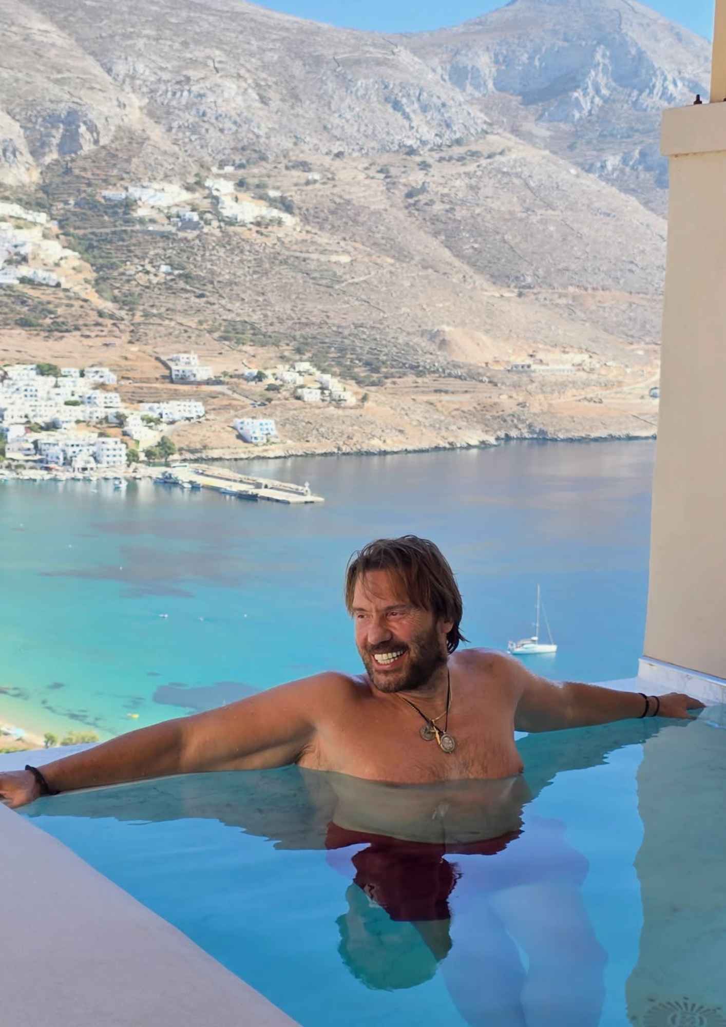 Ο Στράτος Τζώρτζογλου σε πισίνα στην Αμοργό
