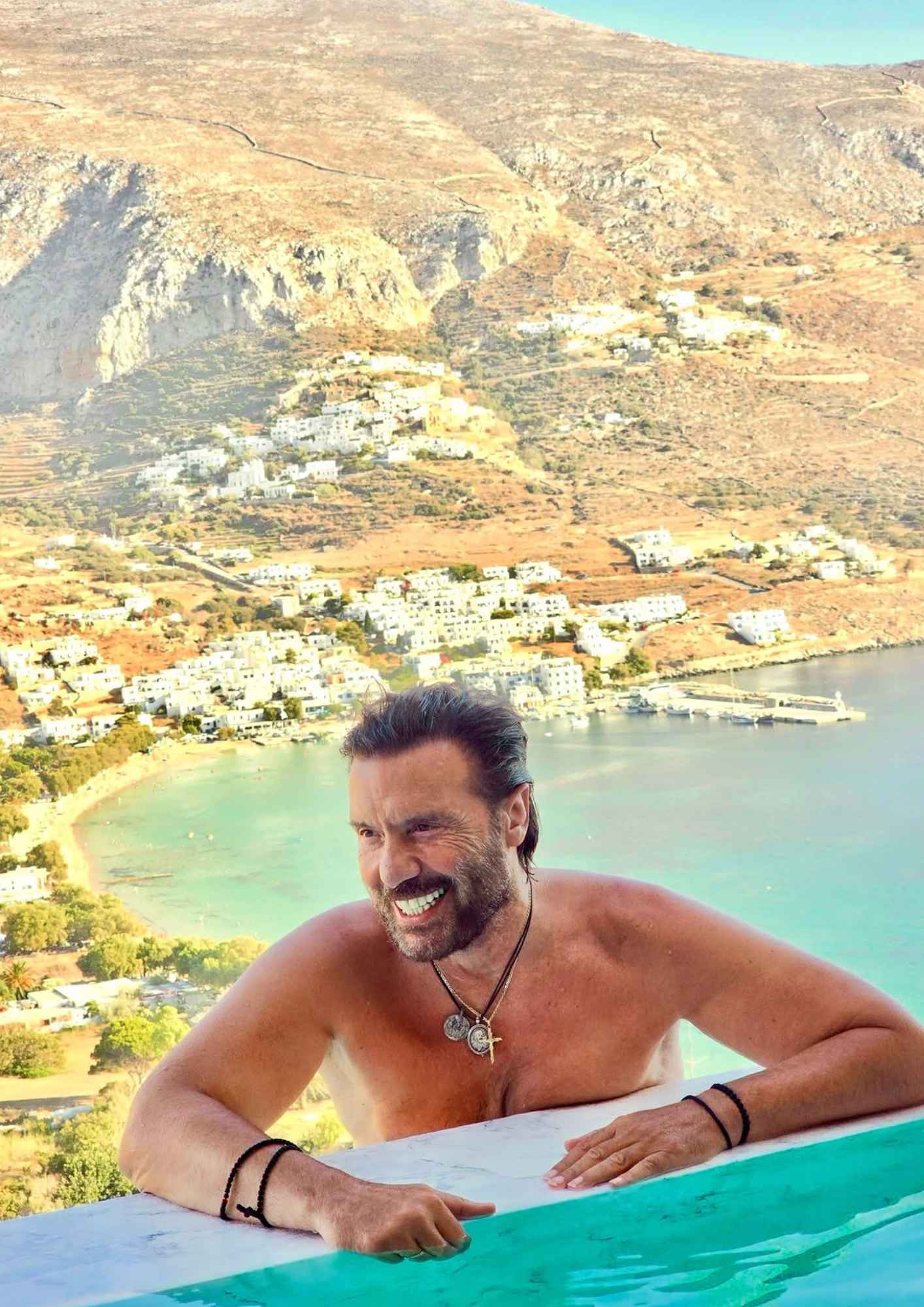 Ο Στράτος Τζώρτζογλου με φόντο τη θάλασσα της Αμοργού
