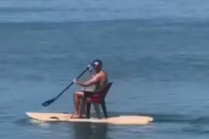 Στο sup με την καρέκλα του