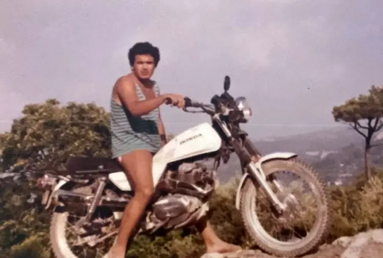 Αναγνωρίσατε τον easy rider; Κι όμως είναι γνωστός ηθοποιός της χώρας μας